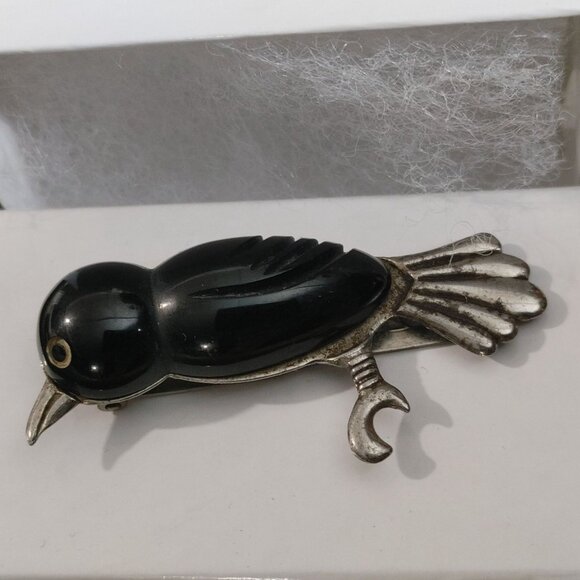 Black Bakelite Bird Crow Fur Clip Carved  Accents Vintage Silver Tone Metal Smal - Picture 4 of 9